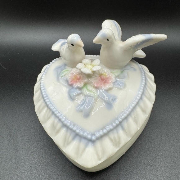 VTG White and Blue Heart Porcelain Trinket Box with Doves and Floral Accents - Picture 1 of 7